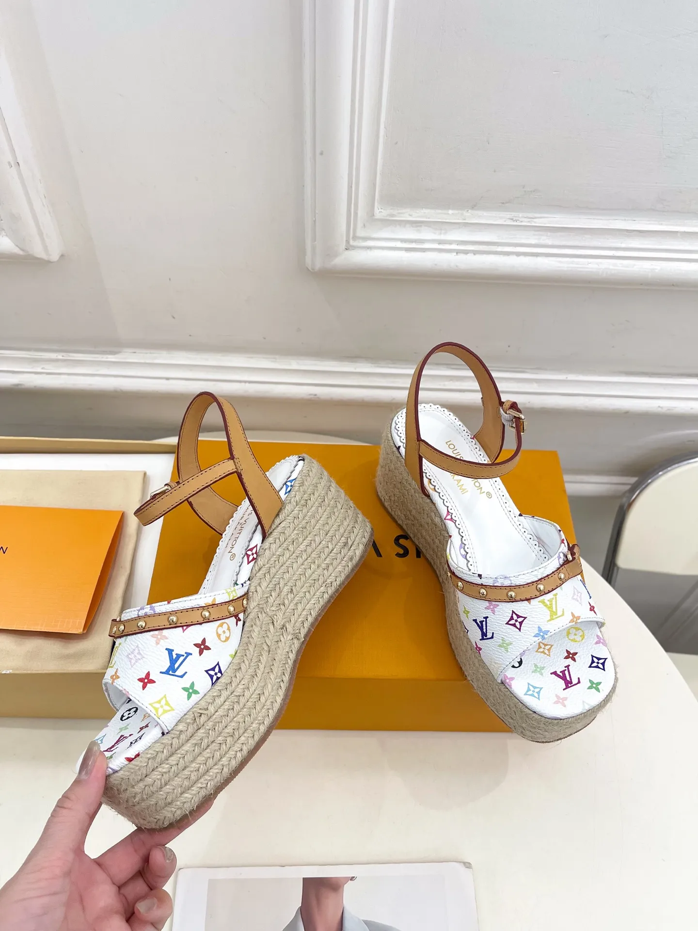 👟👟Ex-factory price 620👟👟 | Louis Vuitton 25𝐬𝐬 🧡💚2025 spring and summer new model top version‼ ️The original version is the same. The counter features the latest LV Full of high-end feel! A popular model among bloggers at home and abroad, it’s retro and fashionable and looks amazing on your feet! Mainly recommended model on the official website★ ━━━━━ ЅᏇєєt ━━━━━ ▪️Upper: Original customized cowhide print ▪️Lining: imported sheepskin lining ▪️Outsole: original molded outsole ▪️Heel height: 8cm, water platform 4.5cm ▪️Shoe size: 35-39 (customized for 40, 41)
